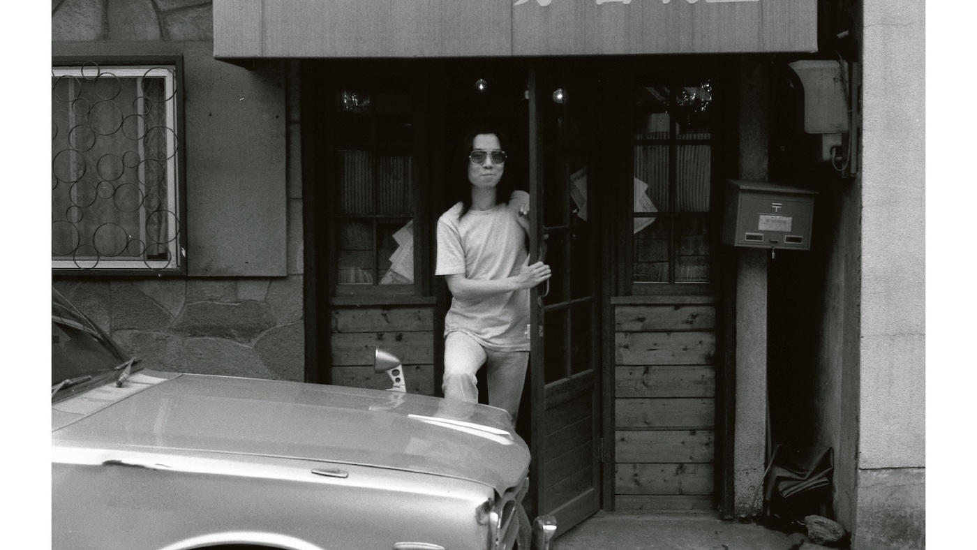 少し文化的になって店を出る
気分は何ものにも代えがたい
だからしつこくものを出す ――長野和夫