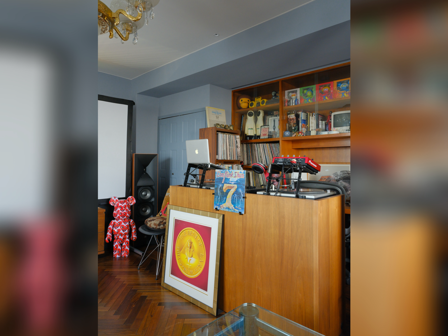 子どもの頃は
ディスコTシャツを
飾るくらいだった ――山名清久